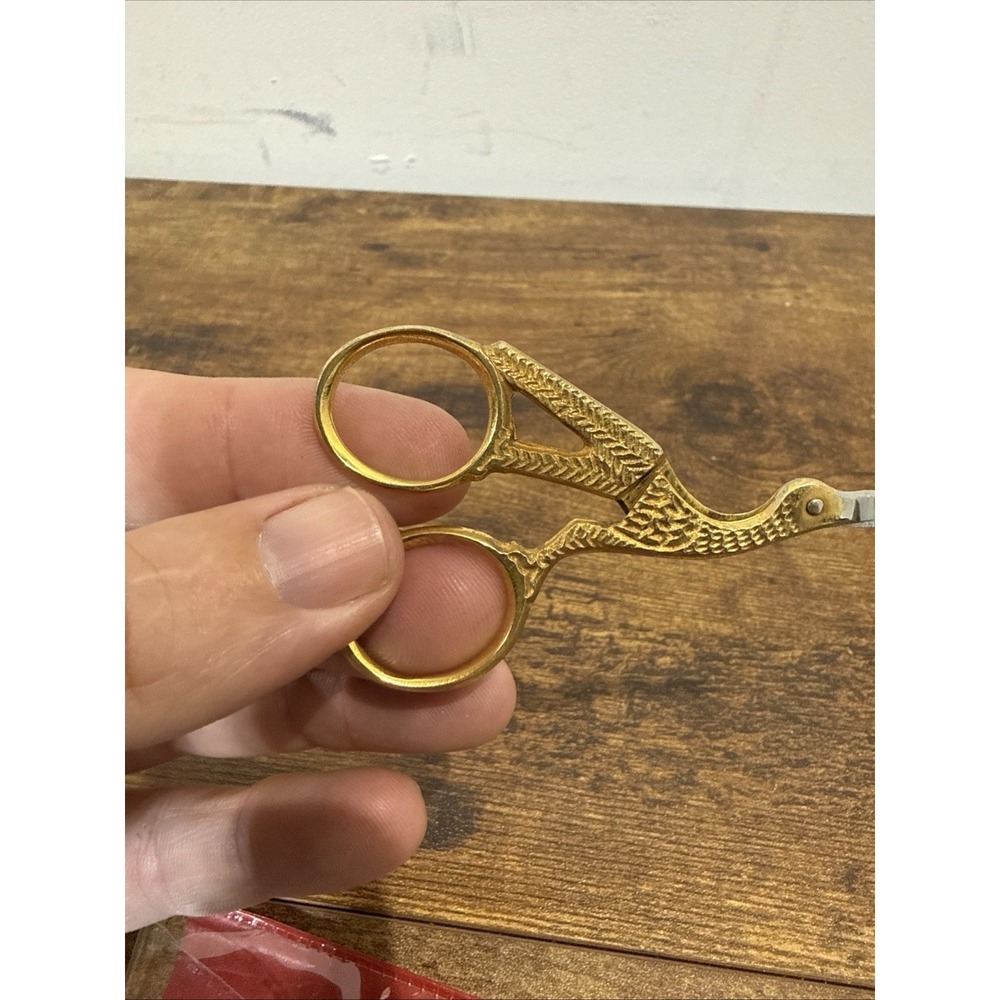 VTG Embroidery Needlework Thread Stork Crane Shaped 3.5"Gold Tone Craft Scissors